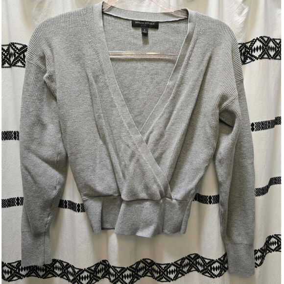 Banana Republic gray ribbed knit faux wrap cropped sweater deep V-neck small - Picture 1 of 10